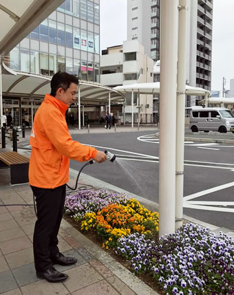 花壇への水やりの様子の画像