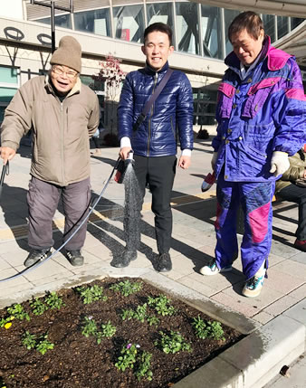 市民の方との花壇への水やりの様子の画像